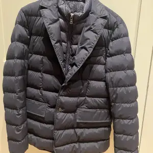 Tja,säljer denna sjukt snygga moncler fernandier jackan,ursprungligen köpt för 10 800kr på careofcarl. Skick:9/10-pris 3999. Skriv vid funderingar osv👍