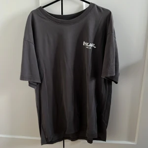 Polar skate co T-shirt  - T-shirt från märket Polar skate co. T-shirten har några sprickor i trycket men annars är den i bra skick. Storleken är L men passar även M bra. Orginal pris 500kr skriv för eventuella frågor 