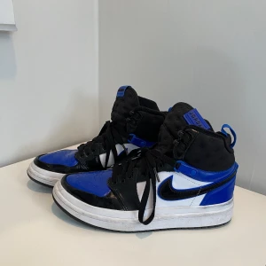 Städade ur garderoben och hittade dessa jordans som knappt är använda😊 - Storleken är 38,5 men passar bra för mej som har storlek 39! De har använts några få gånger men är i bra skick! Skriv till mej för att få mer info😊 (priset går att diskutera)