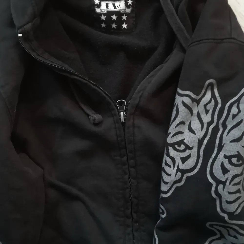 T.W. black&gray zipup hoodie med pitbull mönster på ärmarna. köpt på thrift- haft på mig fåtal gånger, hoodien är i nyskick. möts upp i linköping, mjölby, skövde- postar även ofc ☆ DMa för fler frågor. Hoodies.