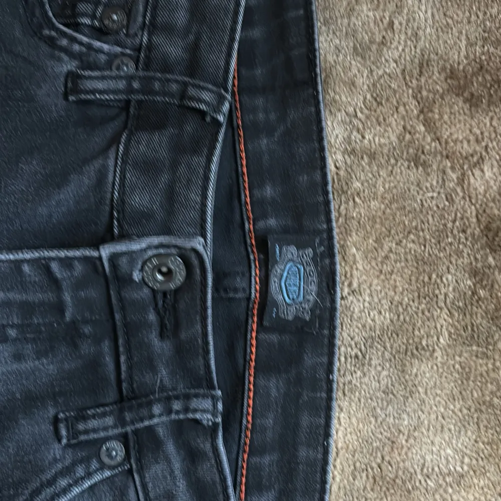Utsvängda byxor som e ljusgråa!! Glömt vilket slaks märke det e men aa?!👍😉😅. Jeans & Byxor.