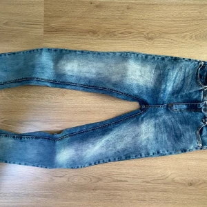 Tuffa jeans - Superfina jeans till killar men även tjejer! Från märket I dig denim och modellen Arizona. Oanvända!! Har endast legat i garderoben. Lite stretch så bekväma men håller formen snyggt!! Storlek 164.