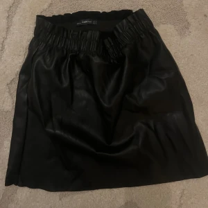 Zara kjol fejkskinn  - Så söt kjol i fejkskinn från zara, fickor i sidorna. Storlek small, stretchig🤍 Fodrad mjuk på insidan 