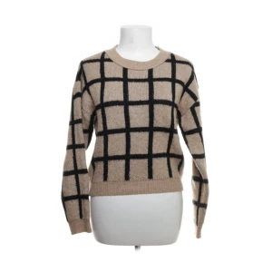 Stickad Tröja - Stickad tröja från NAKD. Bra skick och värmer bra. Beige med svarta ränder 💞