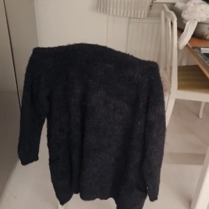 Stickad Stockholms stil kofta  - Den e mjuk o fin helt oanvänd❤️ 