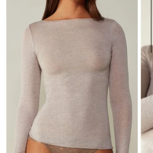 Intimissimi tröja  - En beige intimissimi tröja. Inte använd många gånger alls, de få gånger den används va varsam. Säljer pga att den inte kommer till användning💞har av er vid frågor🌸