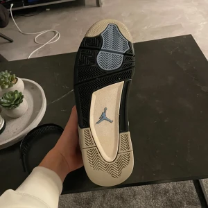 Jordan 4 unc - Ett par riktigt feta skor. I storlek 45 men passar 44. Skorna är i bra skick. Det finns spår på användning men har mycket kvar att ge. Box och kvitto finns har även vita snören om man heller vill ha de på dem. Hör av er vid frågor eller funderingar!