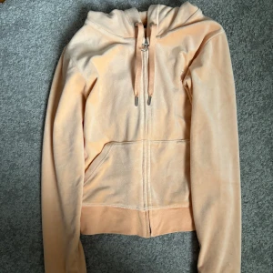 Juicy couture tröja  - Fin aprikos färgad juicy couture tröja, sällan använd så i nyskick. 