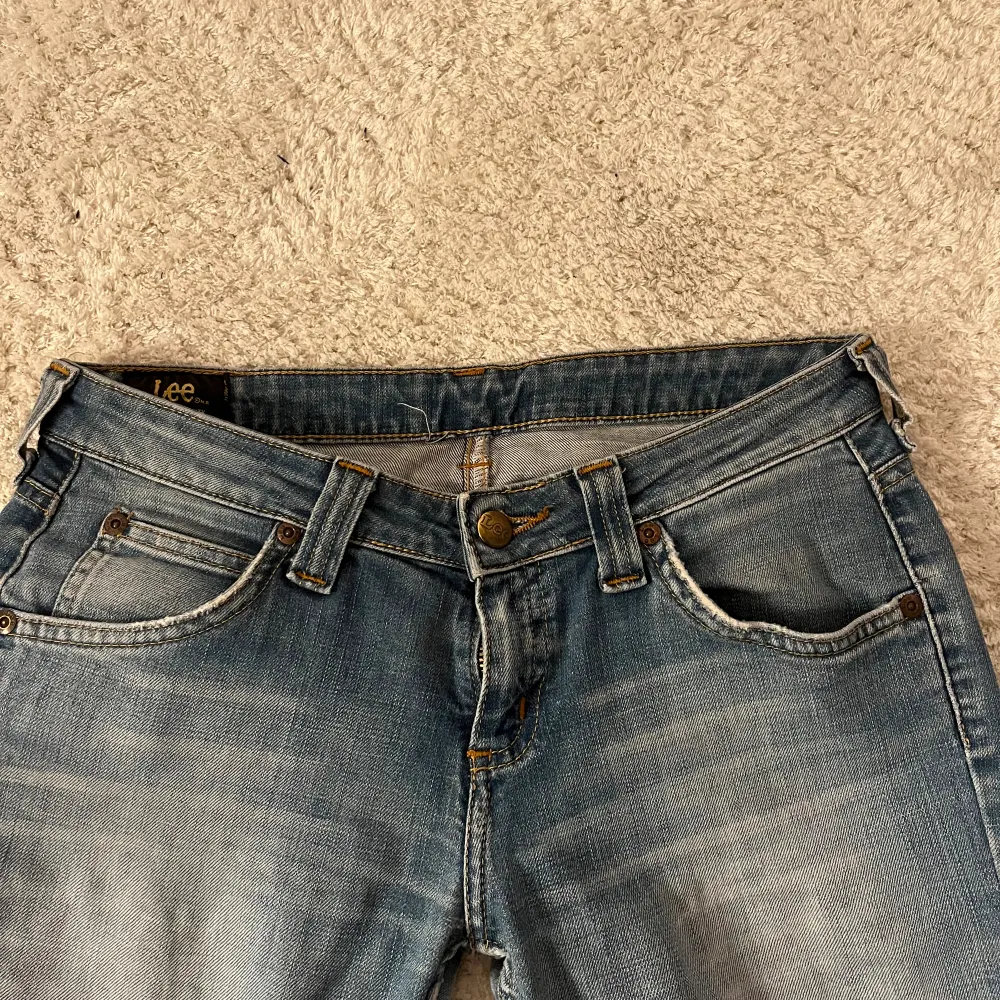 Lee jeans i mycket bra skick. Passar mig perfekt på längden, jag är 162 på ett ungefär. Vintage jeans.. Jeans & Byxor.