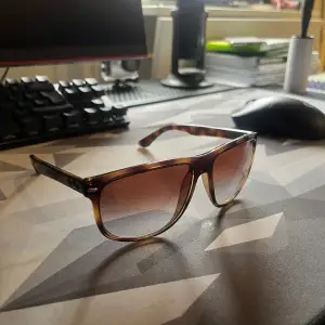 Rayban Boyfriend - perfekta glajjor nu till sommaren. Storlek 60/15 är dom. Har du några frågor så hör av dig! 