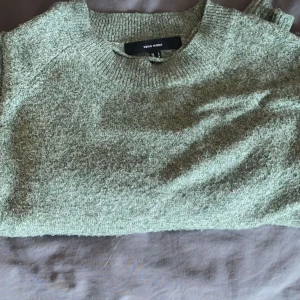 Stickad tröja  - En jättefin stickad tröja från vero Moda som är i väldigt fint skick. Bara lite nopprig men inte så mycket. Säljer då jag redan har så många stickade tröjor 💕