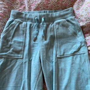 Juicy byxor  - Byxor från juicy i towelmaterial i storlek s. Använda några gånger men fint skick. 