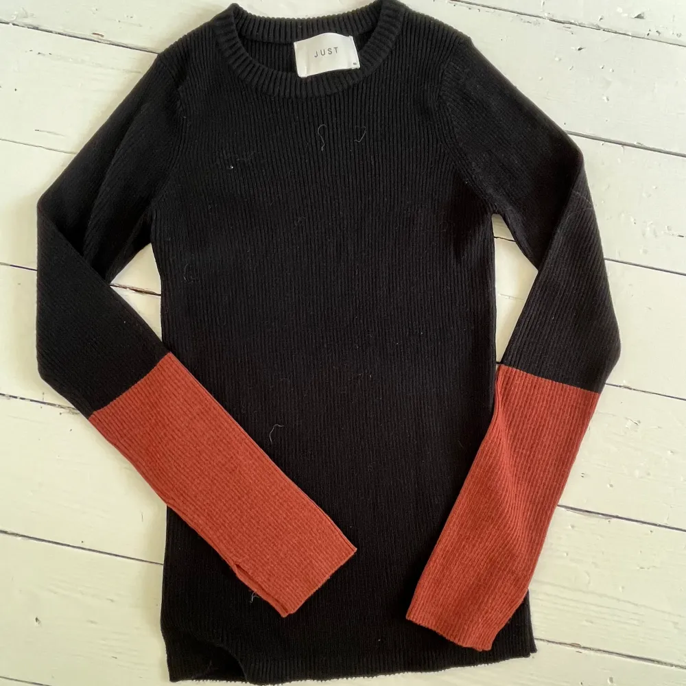 Långärmad tunt stickad tröja med rostfärgade armar. Den är ej använd💕. Tröjor & Koftor.