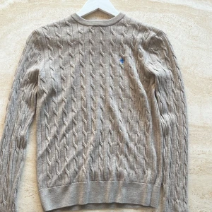 Morris tröja kabelstickad merino - Tjenare! Nu säljer jag min väldigt fräscha merino kabelstickad Morris tröja, hör av er vid några frågor! Mvh 