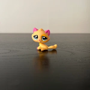 LPS #2406 - Säljer nu av mina LPS då dem legat nerpackade i flera år och knappt är använda så dem är i väldigt bra skick💕 Vid köp av fler så kontakta gärna mig privat så kan vi komma överens om ett paketpris💕 Vill ni ha fler bilder så är de bara att höra er💕 