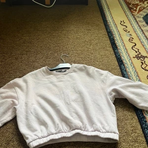 Ljuslila tröja - Säljer denna ljuslila tröjan som är i jättebra skick har använt ett par gånger men ändå fin, den har några fläckar men de syns knappt. Skriv om ni är intresserade