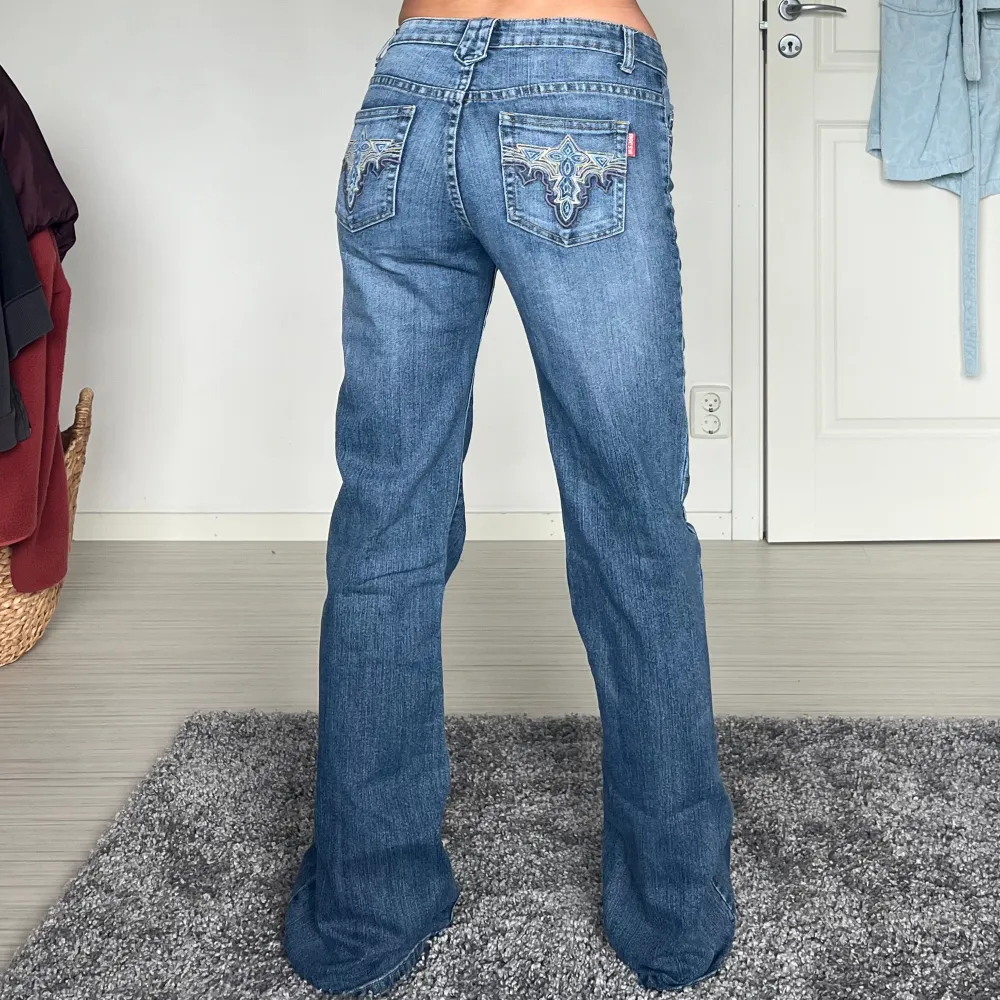 midjemått: 34cm rakt över, innerbenslängd: 80cm 💗 . Jeans & Byxor.
