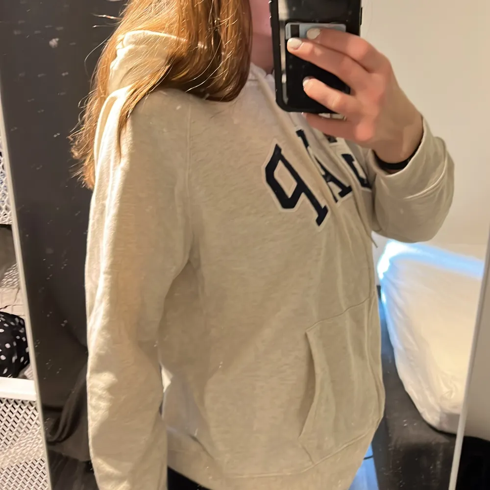 Beige Gap hoodie storlek XL men passar mer som M/L. Tröjor & Koftor.