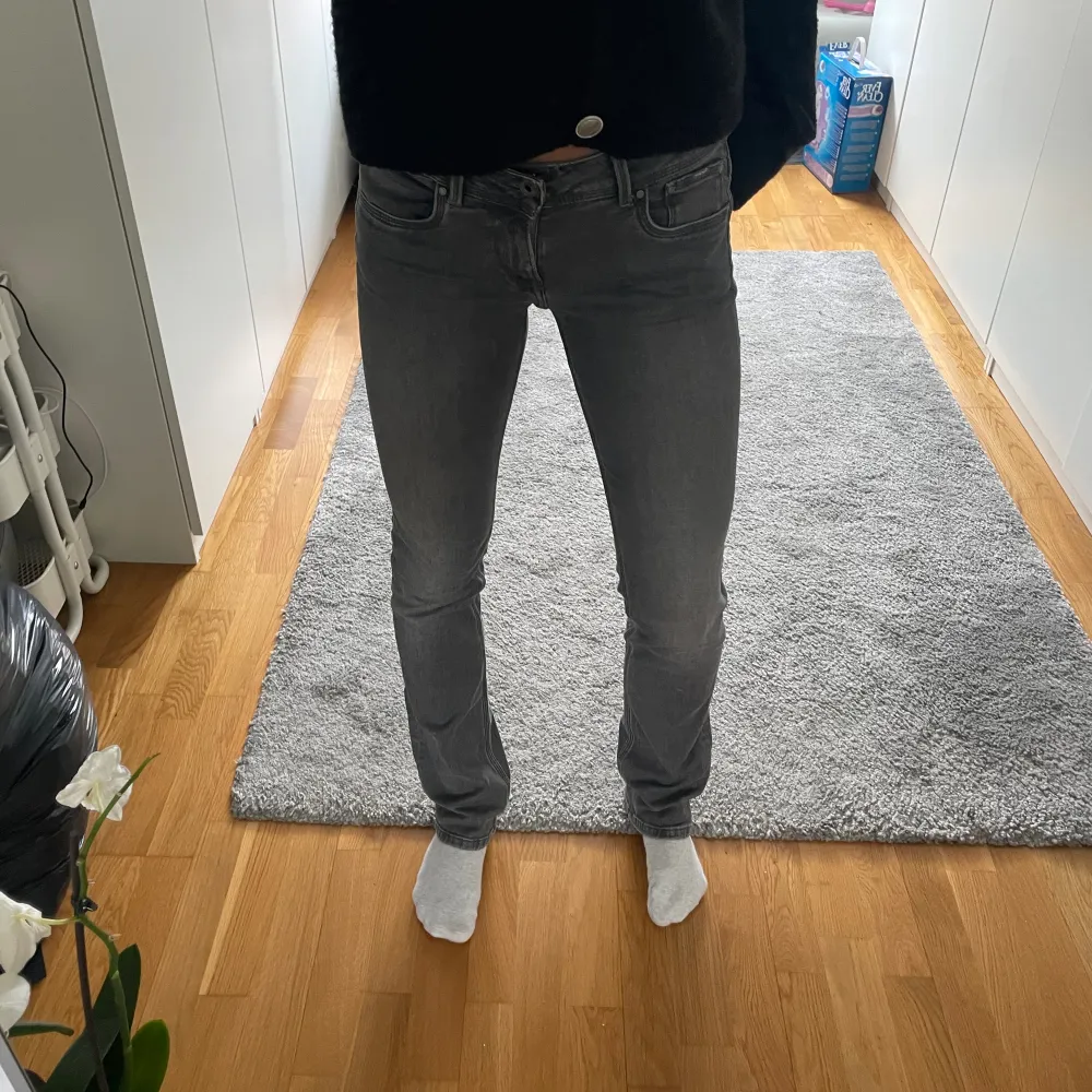 Super snygga gråa Lågmidjade jeans från pepe jeans i bra skick!. Jeans & Byxor.