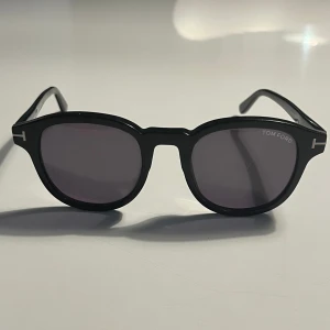 Tom Ford Glasögon - Tom Ford Jameson glasögon perfekt till dig som vill ha bra stil till sommaren. Väldigt snygga och passar till alla tillfällen. Skick 8/10. Nypris 2159, (se 3:e bilden), mitt pris 1499. 