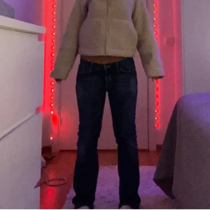 Supersnygga mörkblå jeans! 💙 - Säljer pgd utav att jag inte andvänder 💗 jeansen är därför i ny skick! Tveka inte på att höra av dig vid frågor 😇