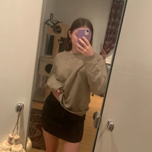 Kort jeanskjol - Skit skygg jeans kjol med lite ”glitter” knappar på från Lindex (säljs ej längre). Kan göra den låg-midjad om man drar ner den.