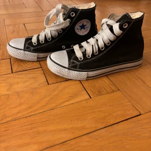Converse skor - Svarta konversera som är i väldigt fint skick då dem  knappt är använda💕