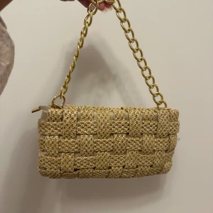 Väska  - Väska från Shein. Jag har aldrig använt den då jag inte tycker den är så fin. 