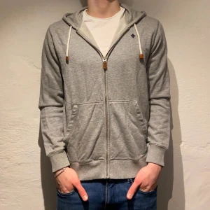 Morris zipphoodie - |Morris zipphoodie|storlek:xs men passar även S|skick:8,5/10|nypris:1599 vårt pris:625|modellen på bilden är 180cm| hör gärna av er vid funderingar, Mvh!