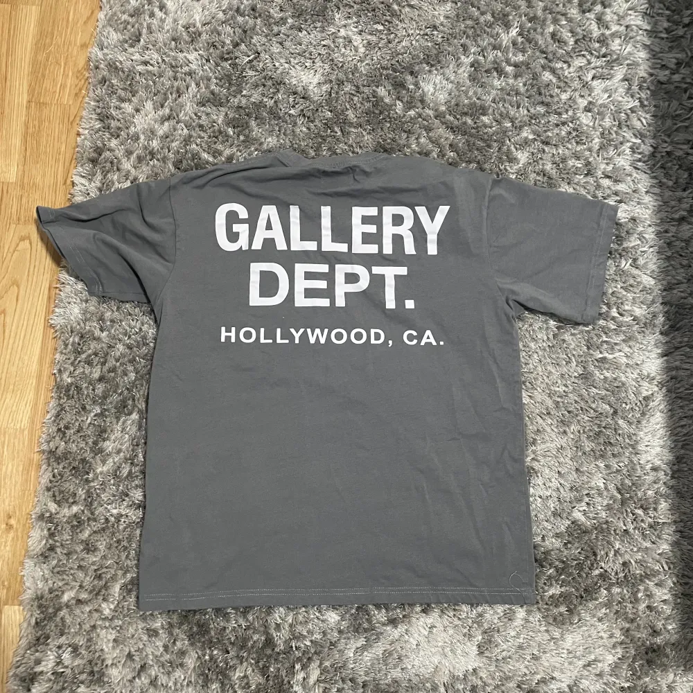 Säljer en fet gallery dept t-shirt eftersom den var för stor för mig och inte används så mycket. Den är i jätte bra skick nästan helt oanvänd i storlek S. Hör av er med frågor😇. T-shirts.
