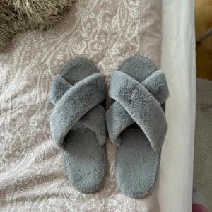 Tofflor  - Super mysiga tofflor som knappt är använda, passar 38/39🥰
