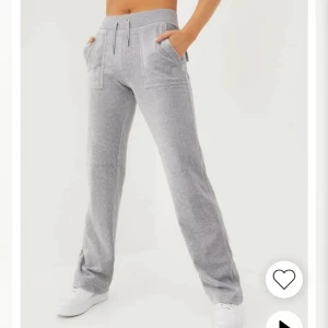 Gråa juicy couture byxor - Nyskick. Säljer då de är för små. Pris kan diskuteras vid snabb affär.