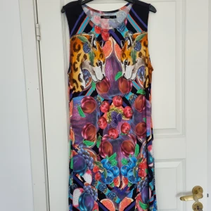 Desigualklänning - Klänning, använd en gång, liten i storleken. 