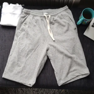 shorts  - gråa mjukisshorts 