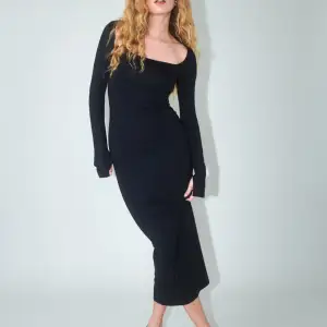 Långärmad svart klänning med slits i ärmarna från Gina Tricot i storlek S. Fyrkantig halsringning. Har aldrig använts och har inga defekter ❤️