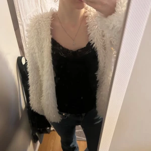 Kofta - Vit fluffig kofta. Storlek S. Från Gina tricot 💗