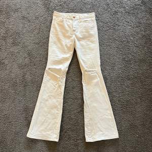 vita utsvängda ripped jeans