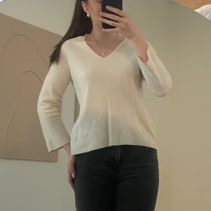 Stickad tröja - Stickad kahsmir/ull tröja med trekvartslånga ärmar från Massimo Dutti, storlek S ❤️Nästinill oanvänd och just nu bjuder Plick på frakten!