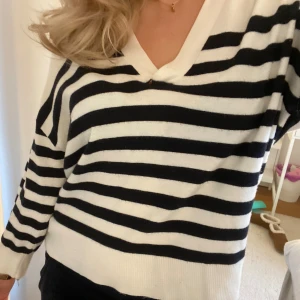 Randig stickad tröja  - Randig stickad tröja från HM. Den är ganska tunn så passar perfekt på våren och sommaren. Har även en jättesöt liten krage. Säljer eftersom jag har flera randiga tröjor som jag använder mer💗