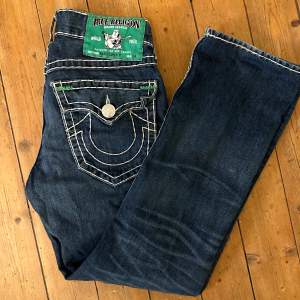 Väldigt snygga true religion jeans  Knappt använda  Midjemått rakt över 43cm Innerbenslängd 78 cm Priset går att diskutera 