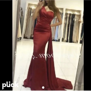 Balklänning - FRI FRAKT - Sjukt snygg vinröd balklänning endast använd en gång. Har lagt upp annonsen tidigare, lägger upp den nu ifall nån vill köpa för gratis frakt🌸🫶🏼  Pris kan diskuteras!