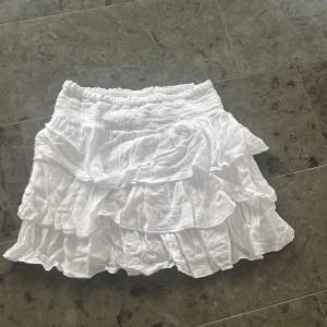 Vit kjol från hm. Har använts 10 gånger och är i bra skick. Är lite skrynklig men går att stryka. Finns inte kvar i lager.  