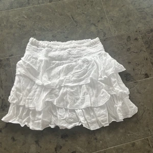 Vit kjol - Vit kjol från hm. Har använts 10 gånger och är i bra skick. Är lite skrynklig men går att stryka. Finns inte kvar i lager.  