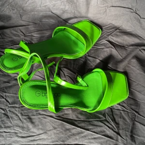 Gröna klackar  - Superfina klackar som tyvärr inte passade så det är helt oanvända. Passar perfekt i sommar eller till bal och liknande🌷