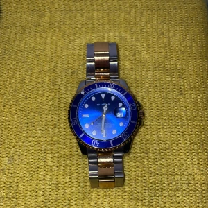 Calithe Klocka - Köpt för 650kr i Augusti 2023, Har inte använt den jätte mycket och den har inga defekter, inte riktigt guld eller silver, gjord i rostfritt stål. Den är inte jättestor i sin storlek, men man får med extrabitar om den skulle vara för liten:) 