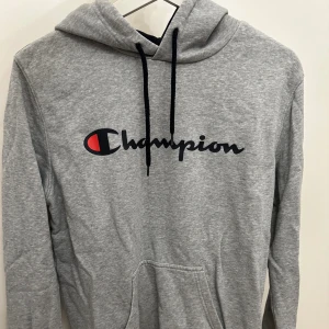 Champion hoodie  - Herr modell storlek s, använt väldigt fåtal gånger så skulle påstå att den är i nyskick!