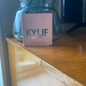 Kylie jenner blush - Kyler jenner blush i färgen winter kiss🤍 Säljer pg av fick två i julklapp. Den är helt oöppnad. Det finns en liten fläck på skydds förpackningen🫶
