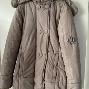 Jacka - En brun jacka för 11-12 åringar fluffig inuti bra skick säljer för 159 