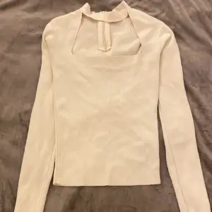Säljer denna jättefina tröja ifrån Zara, köpte denhär för 350 för ungefär ett år sedan💕 Lite defekter vid dragkedjan.