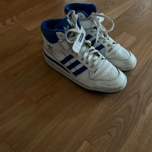 Adidas skor  - Fina adidas skor i relativitet bra skick. Inte kommit på användning på ett bra tag. Pris kan diskuteras. 💛